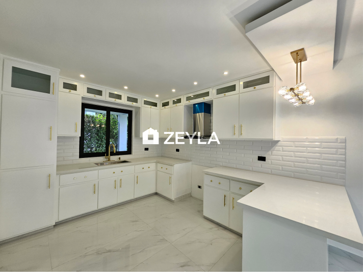 Se Vende Casa Remodelada En Residencial Nova, 487.65 Vrs² | 263.45 Mts² | $435,000, NIVEL DE INSTALACI&Oacute;N: Amplia sala, Comedor, Cocina con muebles madera y top cuarzo, Desayunador, Extractor de humo, L&aacute;mparas decorativas, &Aacute;rea de lavander&iacute;a techada, Servidumbre con ba&ntilde;o, Calentador de agua, P&eacute;rgola con ventilador, Garage techado y huella veh&iacute;cular, Circuito cerrado, Seguridad 24/7, SEGUNDO NIVEL: 1 Habitaci&oacute;n principal con walk-in closet y climatizado, 3 Habitaciones secundarias dos de ellas con closet de pared, 3 Ba&ntilde;os completos, AMENIDADES: &Aacute;reas verdes, &Aacute;rea social, &Aacute;rea de juegos para ni&ntilde;os, Cancha basquet, Cancha futbol.